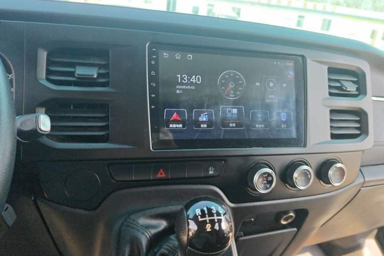 Used JMC Fushun 2022 2.0T Manual Van with Long Wheelbase Mid-Height Roof and 3 Seats Audio And AC Panel
