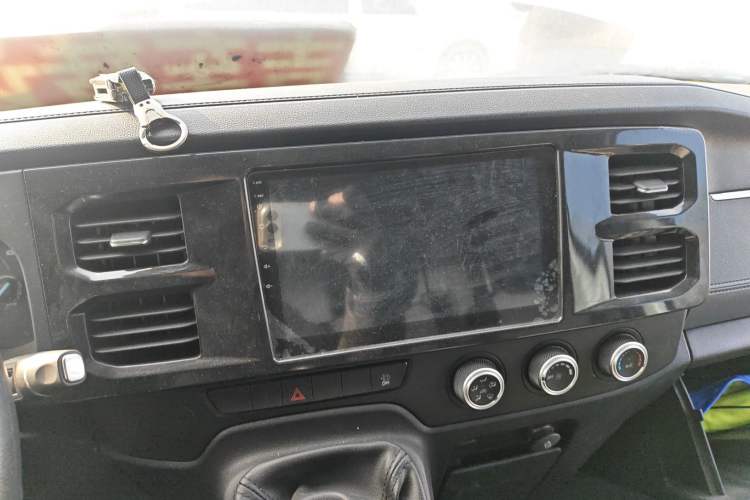 Used JMC Fushun 2022 2.0T Manual Van Short Wheelbase Mid-Height Roof 3-Seater Audio And AC Panel