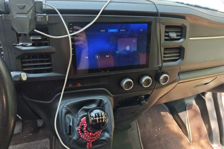 Used JMC Fushun 2022 2.0T Manual Van with Mid-Roof High Roof and 3 Seats Audio And AC Panel