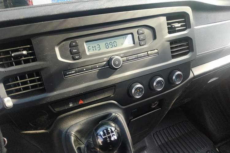 Used JMC Fushun 2022 2.0T Manual Multi-Function Passenger Vehicle Mid-Range High Roof 6-7 Seats Audio And AC Panel