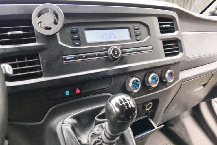 Used JMC Fushun 2022 2.0T Manual Van with Long Wheelbase Mid-Height Roof and 3 Seats Audio And AC Panel