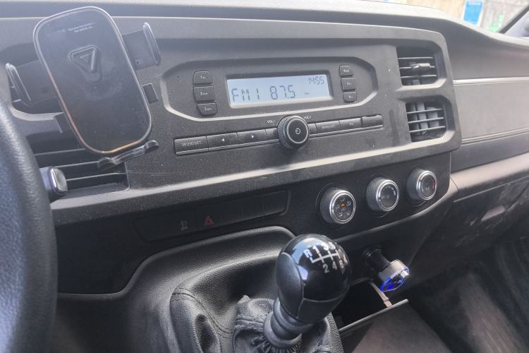 Used JMC Fushun 2022 2.0T Manual Van Short Wheelbase Low Roof 3-Seater Audio And AC Panel