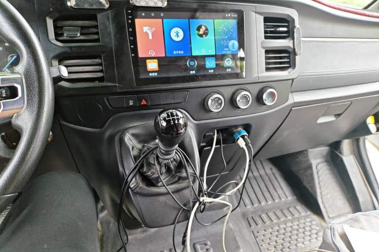 Used JMC Fushun 2022 2.0T Manual Multi-Function Passenger Vehicle Mid-Range High Roof 6-7 Seats Audio And AC Panel