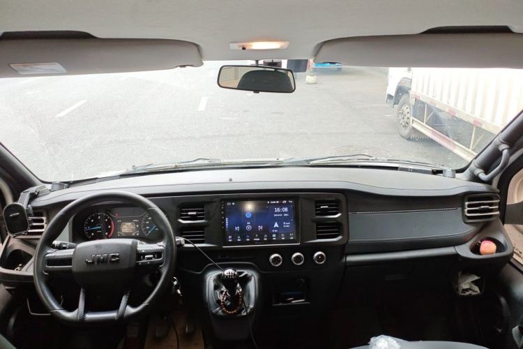 Used JMC Fushun 2022 2.0T Manual Multi-Function Passenger Vehicle Short Wheelbase Low Roof 6-Seater Center Console
