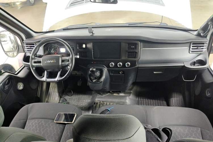 Used JMC Fushun 2022 2.0T Manual Multi-Function Passenger Vehicle Short Wheelbase Mid-Height Roof 6-Seater Center Console