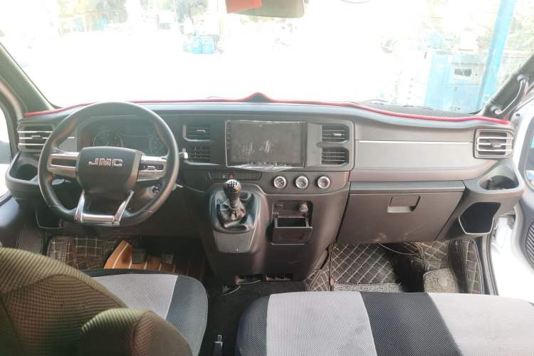 Used JMC Fushun 2022 2.0T Manual Multi-Function Passenger Vehicle Short Wheelbase Low Roof 6-Seater Center Console