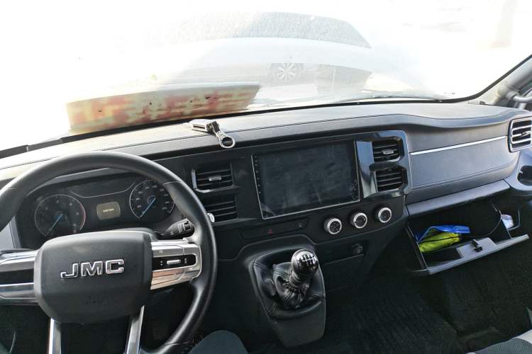 Used JMC Fushun 2022 2.0T Manual Van Short Wheelbase Mid-Height Roof 3-Seater Center Console
