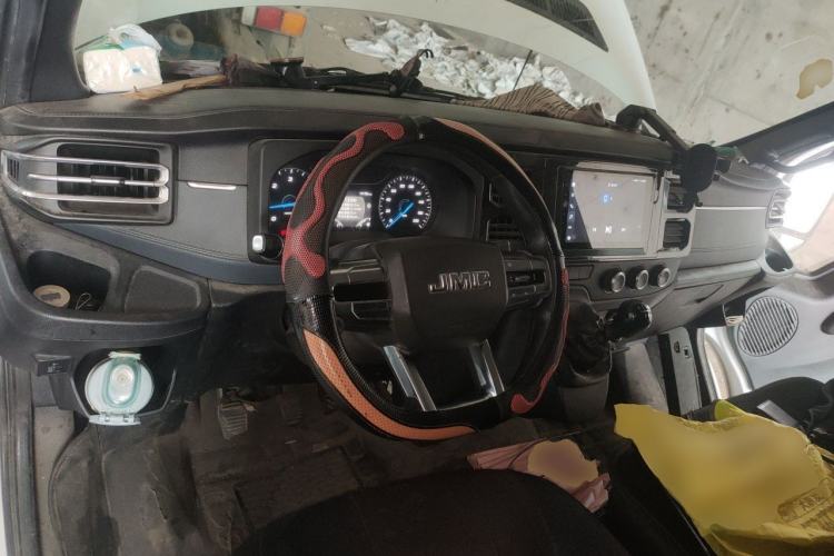 Used JMC Fushun 2022 2.0T Manual Van with Mid-Roof High Roof and 3 Seats Center Console