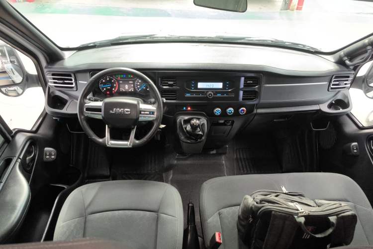 Used JMC Fushun 2022 2.0T Manual Multi-Function Passenger Vehicle Short Wheelbase Mid-Height Roof 6-Seater Center Console