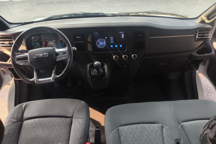 Used JMC Fushun 2022 2.0T Manual Multi-Function Passenger Vehicle Short Wheelbase Low Roof 6-Seater Center Console