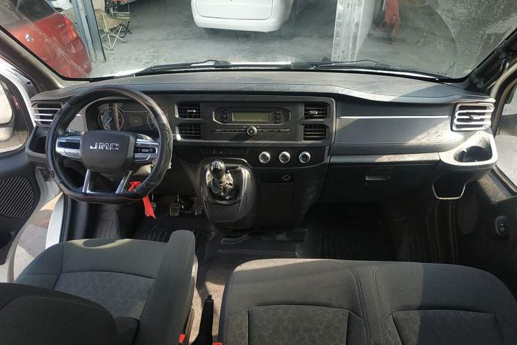 Used JMC Fushun 2022 2.0T Manual Multi-Function Passenger Vehicle Mid-Range High Roof 6-7 Seats Center Console