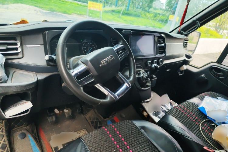 Used JMC Fushun 2022 2.0T Manual Multi-Function Passenger Vehicle Short Wheelbase Mid-Height Roof 6-Seater Center Console