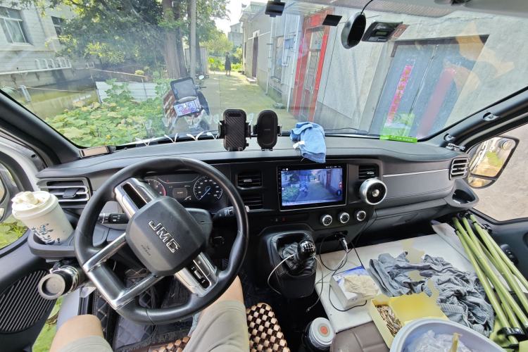 Used JMC Fushun 2022 2.0T Manual Van with Long Wheelbase Mid-Height Roof and 3 Seats Center Console
