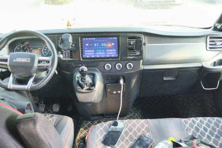 Used JMC Fushun 2022 2.0T Manual Multi-Function Passenger Vehicle Short Wheelbase Mid-Height Roof 6-Seater Center Console
