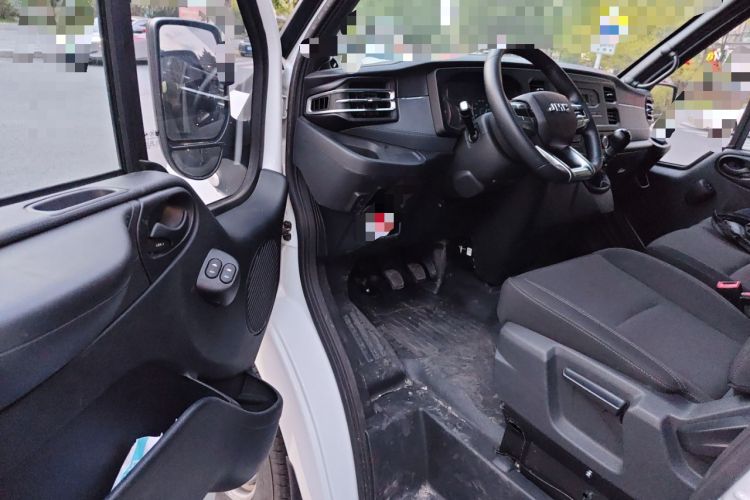 Used JMC Fushun 2022 2.0T Manual Multi-Function Passenger Vehicle Mid-Roof 6-7 Seater Driver Seat