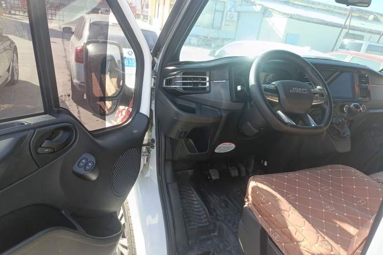 Used JMC Fushun 2022 2.0T Manual Multi-Function Passenger Vehicle Short Wheelbase Mid-Height Roof 6-Seater Driver Seat