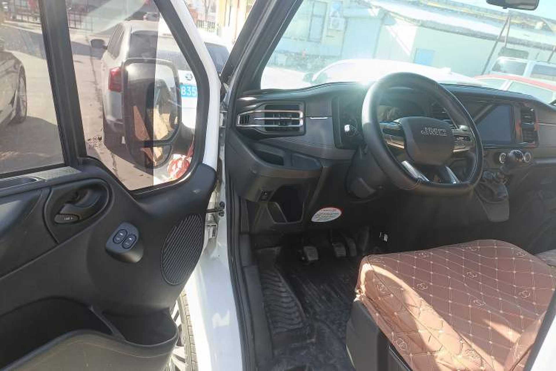 Used JMC Fushun 2022 2.0T Manual Multi-Function Passenger Vehicle Short Wheelbase Mid-Height Roof 6-Seater Driver Seat