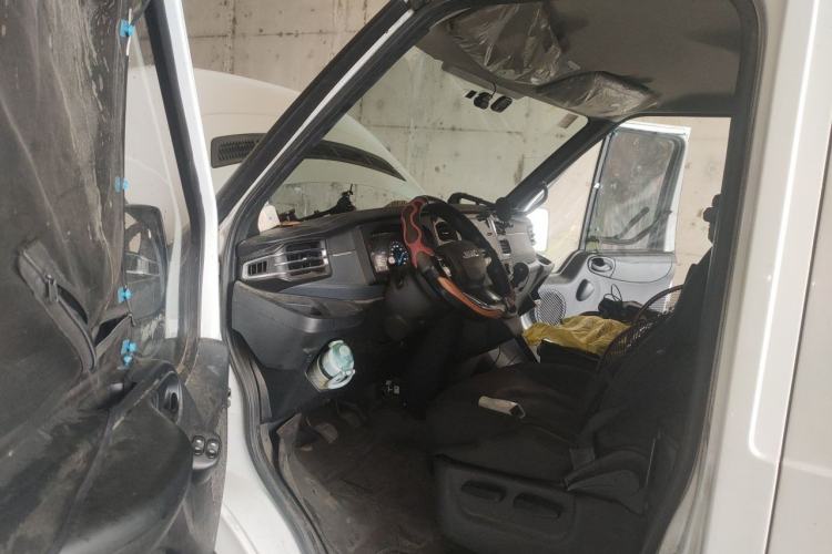 Used JMC Fushun 2022 2.0T Manual Van with Mid-Roof High Roof and 3 Seats Driver Seat