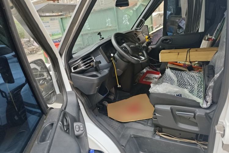 Used JMC Fushun 2022 2.0T Manual Multi-Function Passenger Vehicle Short Wheelbase Mid-Height Roof 6-Seater Driver Seat