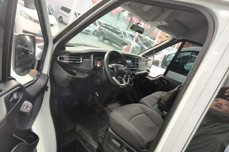 Used JMC Fushun 2022 2.0T Manual Multi-Function Passenger Vehicle Short Wheelbase Mid-Height Roof 6-Seater Driver Seat