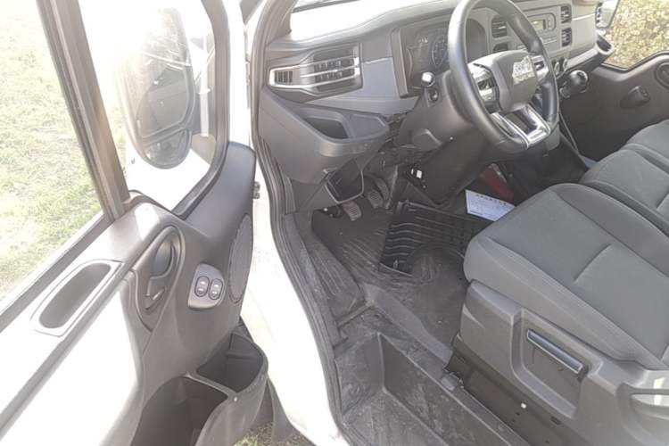 Used JMC Fushun 2022 2.0T Manual Multi-Function Passenger Vehicle Short Wheelbase Mid-Height Roof 6-Seater Driver Seat