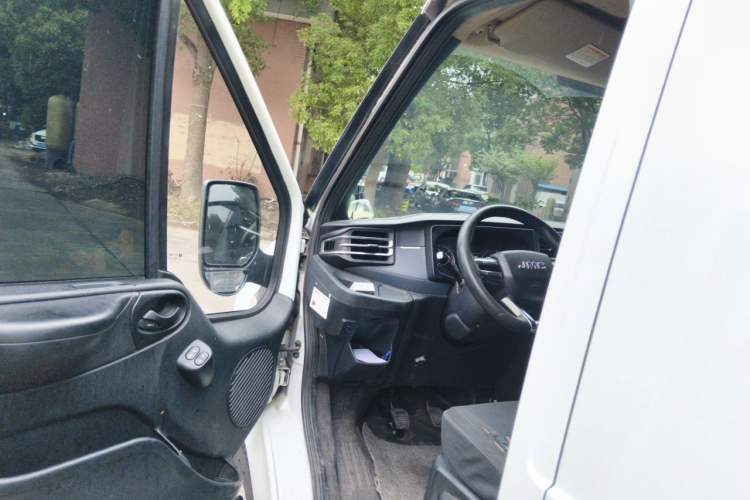 Used JMC Fushun 2022 2.0T Manual Van with Long Wheelbase Mid-Height Roof and 3 Seats Driver Seat