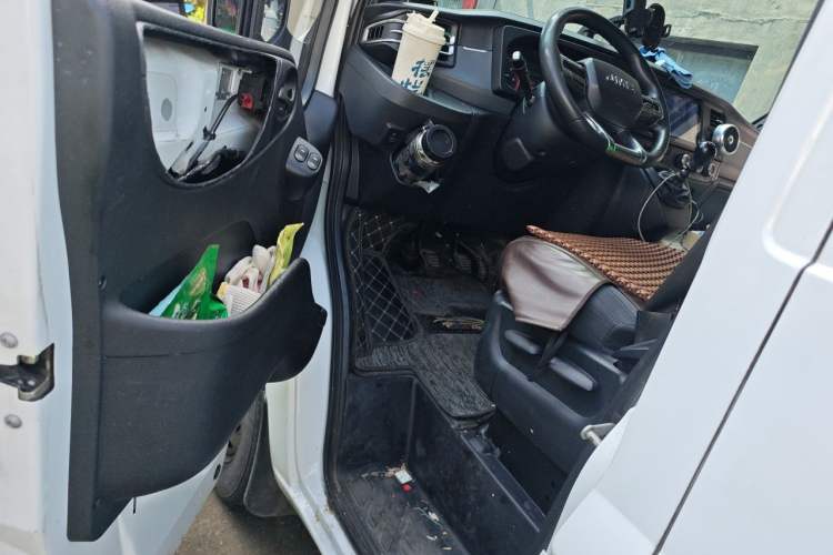 Used JMC Fushun 2022 2.0T Manual Van with Long Wheelbase Mid-Height Roof and 3 Seats Driver Seat