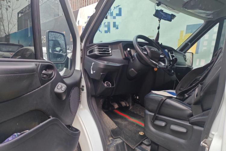 Used JMC Fushun 2022 2.0T Manual Multi-Function Passenger Vehicle Short Wheelbase Mid-Height Roof 6-Seater Driver Seat