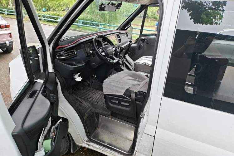 Used JMC Fushun 2022 2.0T Manual Multi-Function Passenger Vehicle Mid-Range High Roof 6-7 Seats Driver Seat