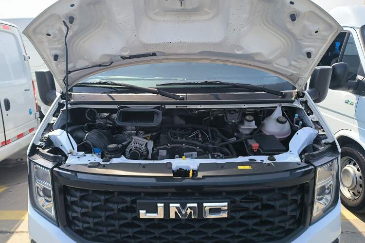 Used JMC Fushun 2022 2.0T Manual Multi-Function Passenger Vehicle Mid-Range High Roof 6-7 Seats Engine Bay