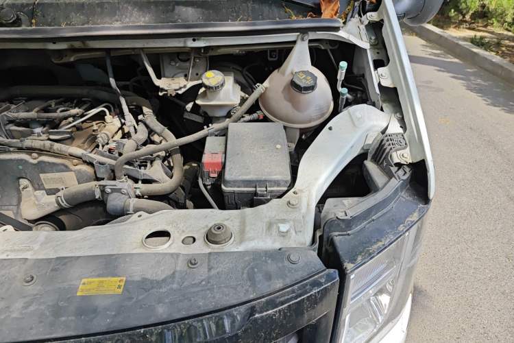 Used JMC Fushun 2022 2.0T Manual Van Long Wheelbase High Roof 3-Seater Engine Bay Left
