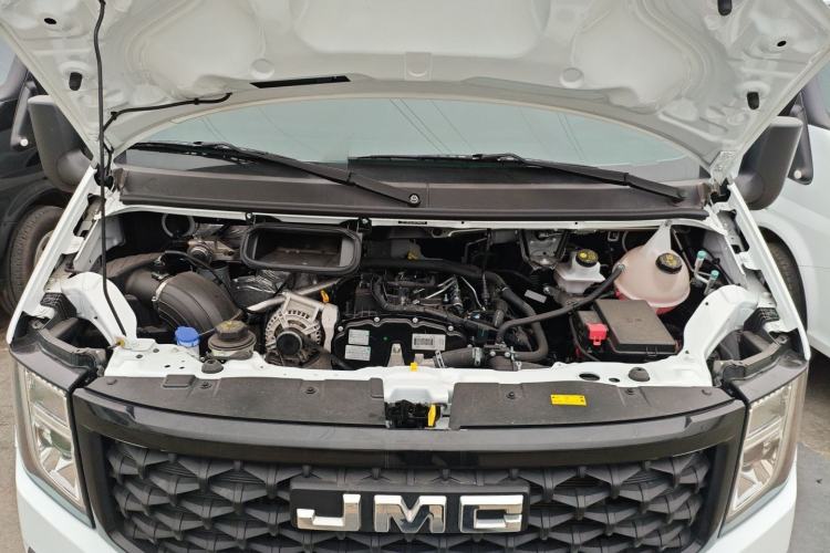 Used JMC Fushun 2022 2.0T Manual Multi-Function Passenger Vehicle Mid-Range High Roof 6-7 Seats Engine Bay