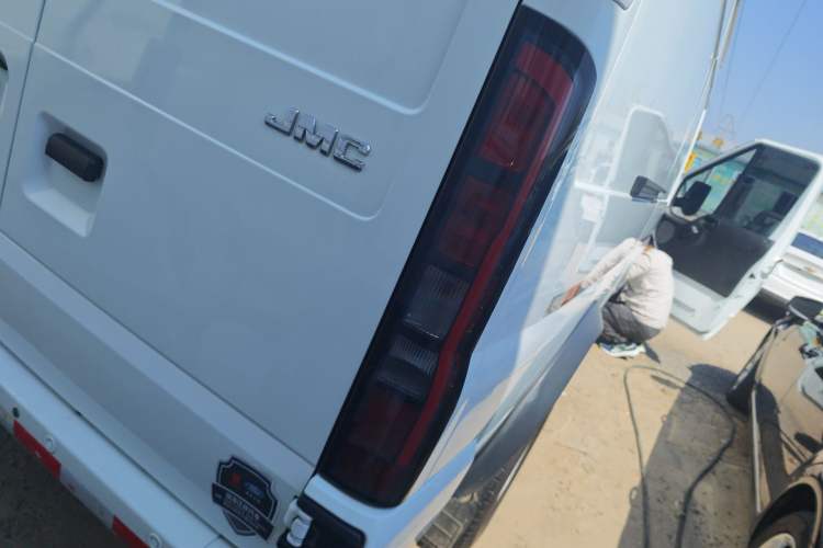 Used JMC Fushun 2022 2.0T Manual Van with Long Wheelbase Mid-Height Roof and 3 Seats Exterior 3