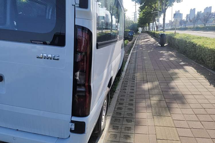 Used JMC Fushun 2022 2.0T Manual Multi-Function Passenger Vehicle Short Wheelbase Mid-Height Roof 6-Seater Exterior 3