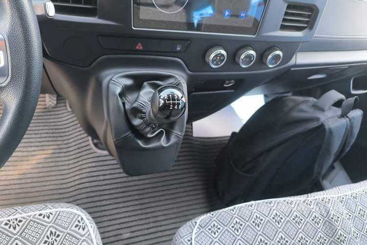 Used JMC Fushun 2022 2.0T Manual Multi-Function Passenger Vehicle Mid-Range High Roof 6-7 Seats Gear Lever