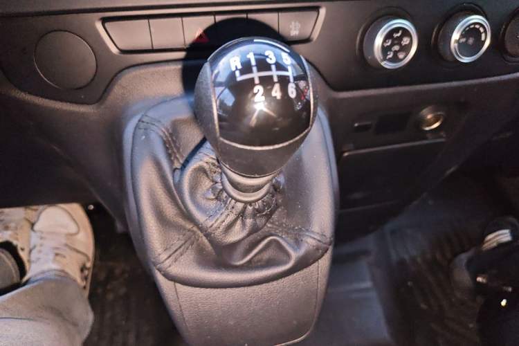 Used JMC Fushun 2022 2.0T Manual Multi-Function Passenger Vehicle Mid-Roof 6-7 Seater Gear Lever
