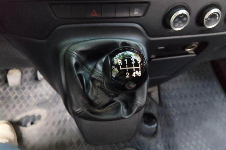 Used JMC Fushun 2022 2.0T Manual Multi-Function Passenger Vehicle Mid-Range High Roof 6-7 Seats Gear Lever