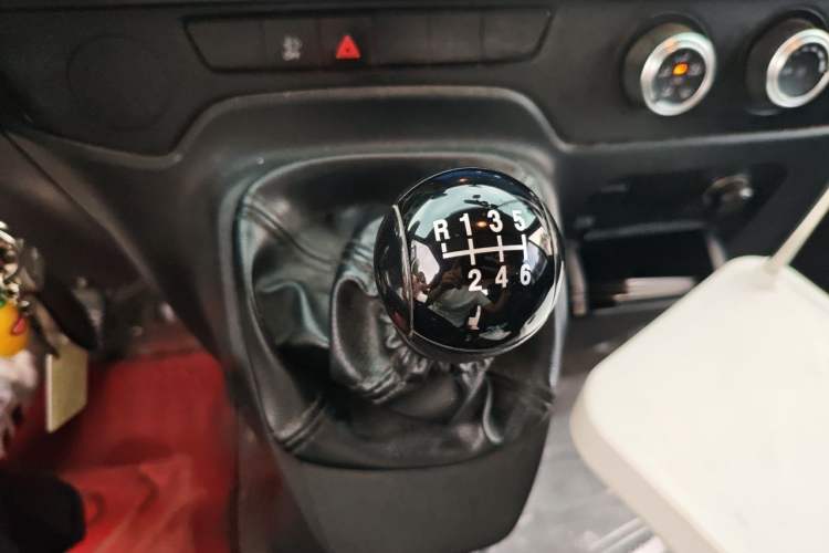 Used JMC Fushun 2022 2.0T Manual Multi-Function Passenger Vehicle Mid-Roof 6-7 Seater Gear Lever