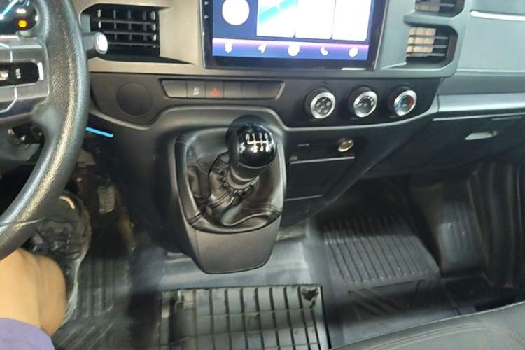 Used JMC Fushun 2022 2.0T Manual Multi-Function Passenger Vehicle Short Wheelbase Mid-Height Roof 6-Seater Gear Lever