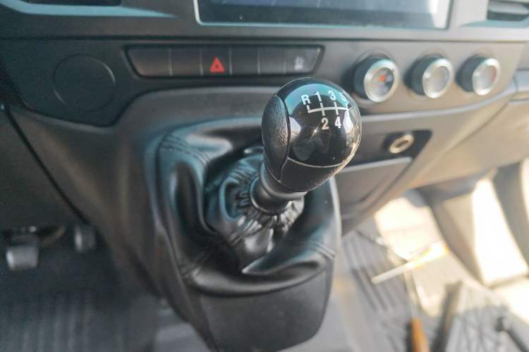 Used JMC Fushun 2022 2.0T Manual Van with Long Wheelbase Mid-Height Roof and 3 Seats Gear Lever