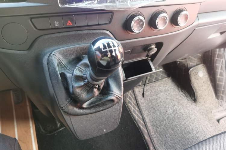 Used JMC Fushun 2022 2.0T Manual Multi-Function Passenger Vehicle Short Wheelbase Low Roof 6-Seater Gear Lever