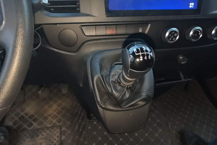 Used JMC Fushun 2022 2.0T Manual Multi-Function Passenger Vehicle Mid-Range High Roof 6-7 Seats Gear Lever