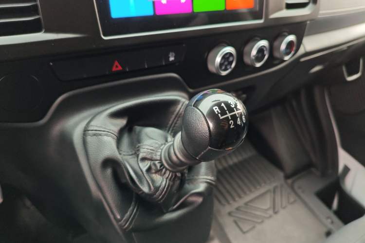Used JMC Fushun 2022 2.0T Manual Multi-Function Passenger Vehicle Mid-Range High Roof 6-7 Seats Gear Lever
