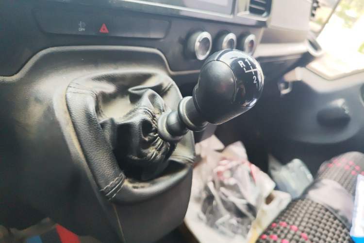 Used JMC Fushun 2022 2.0T Manual Multi-Function Passenger Vehicle Short Wheelbase Mid-Height Roof 6-Seater Gear Lever