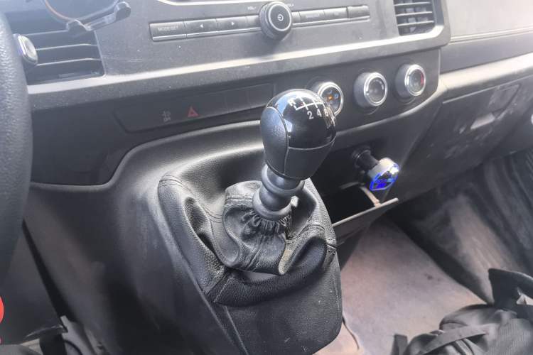 Used JMC Fushun 2022 2.0T Manual Van Short Wheelbase Low Roof 3-Seater Gear Lever