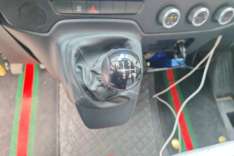 Used JMC Fushun 2022 2.0T Manual Multi-Function Passenger Vehicle Short Wheelbase Mid-Height Roof 6-Seater Gear Lever