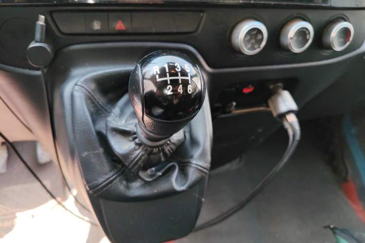 Used JMC Fushun 2022 2.0T Manual Multi-Function Passenger Vehicle Mid-Range High Roof 6-7 Seats Gear Lever