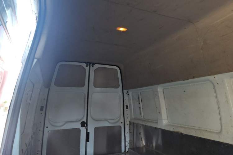 Used JMC Fushun 2022 2.0T Manual Van Long Wheelbase High Roof 3-Seater Headliner
