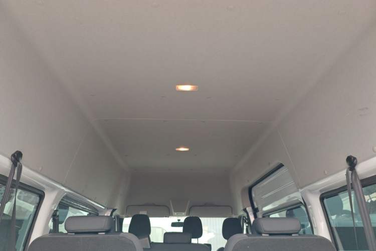Used JMC Fushun 2022 2.0T Manual Multi-Function Passenger Vehicle Mid-Range High Roof 6-7 Seats Headliner