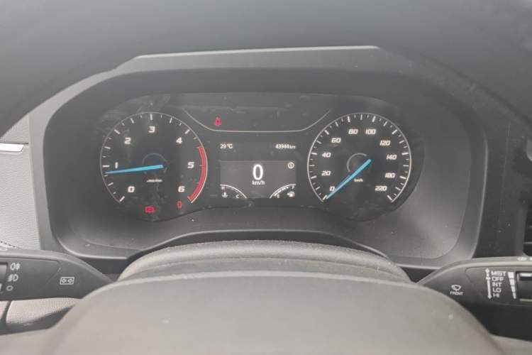 Used JMC Fushun 2022 2.0T Manual Multi-Function Passenger Vehicle Short Wheelbase Mid-Height Roof 6-Seater Instrument Cluster